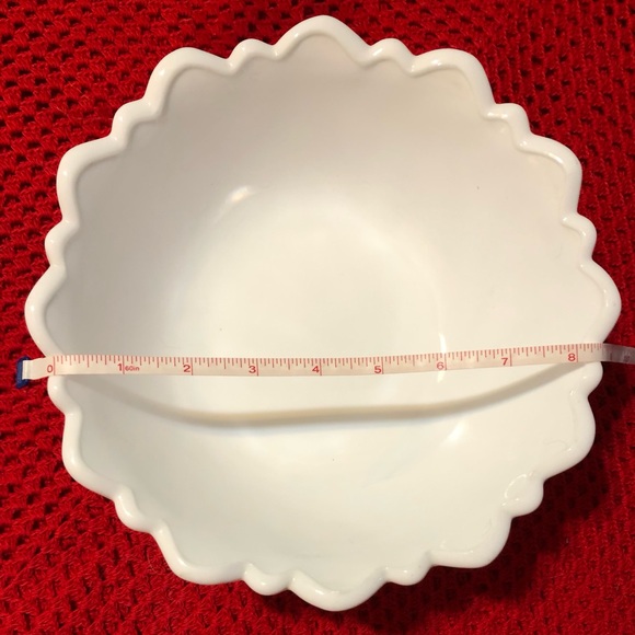 Vintage large tulip white milk glass bowl - Picture 2 of 4